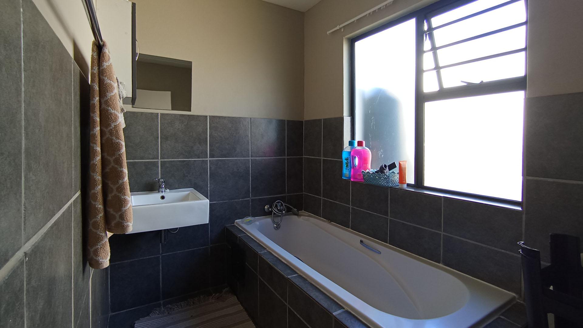 Bathroom 1 - 7 square meters of property in Summerset
