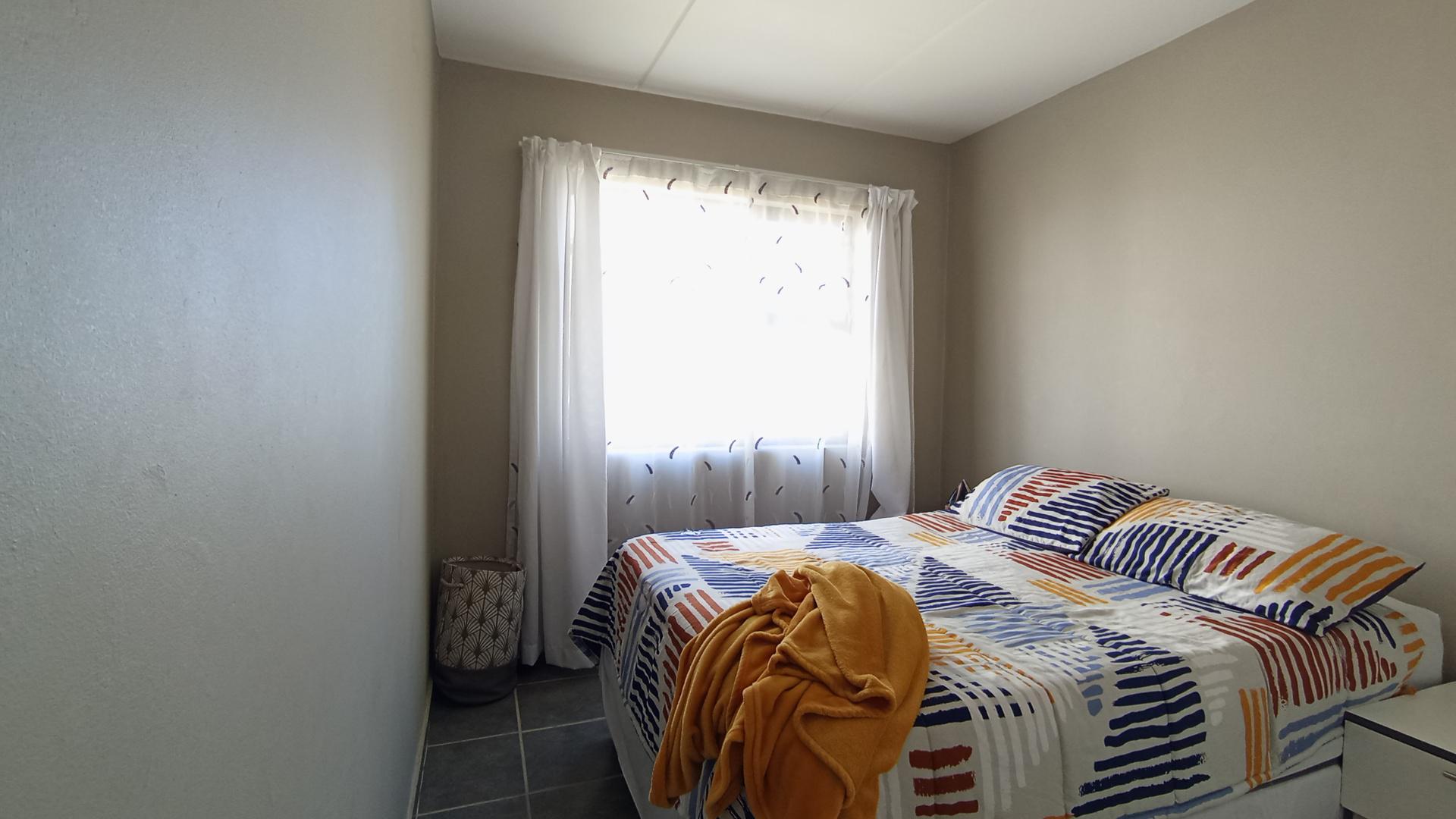 Bed Room 1 - 10 square meters of property in Summerset