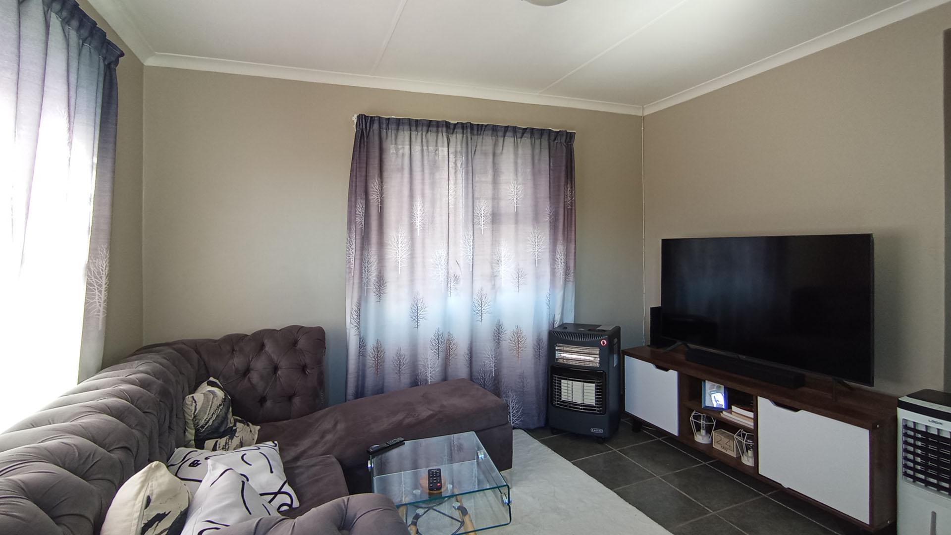 Lounges - 11 square meters of property in Summerset