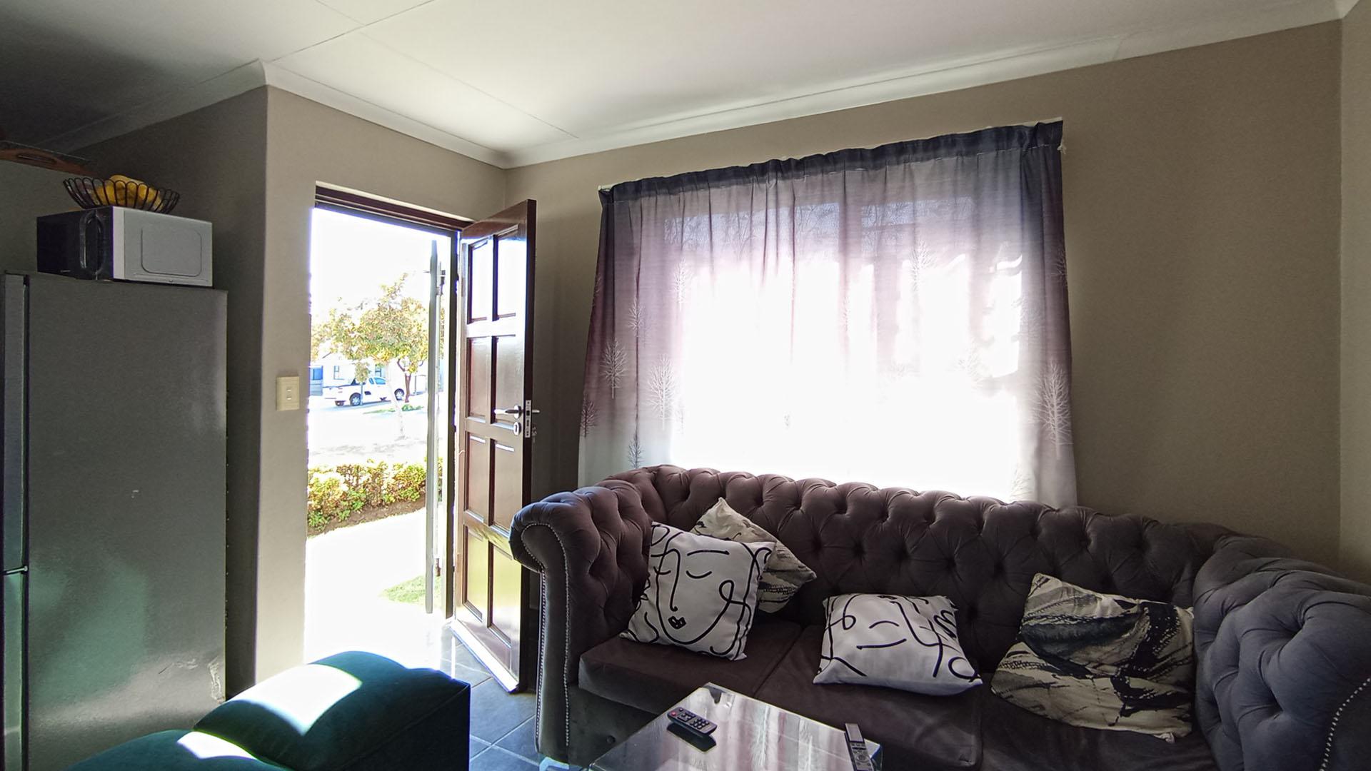 Lounges - 11 square meters of property in Summerset