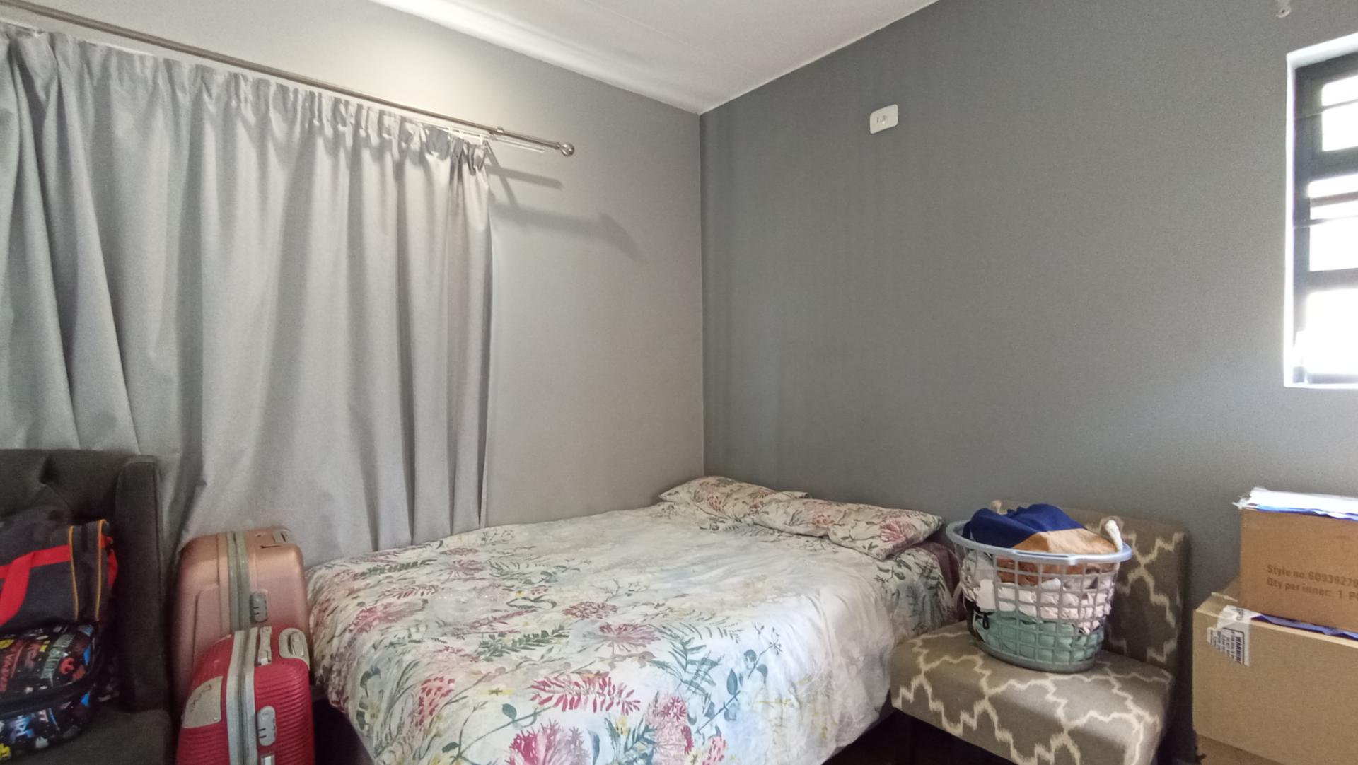 Bed Room 1 - 13 square meters of property in Bryanston