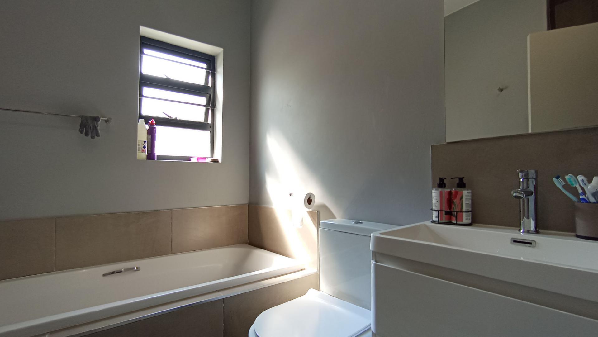 Bathroom 1 - 6 square meters of property in Bryanston
