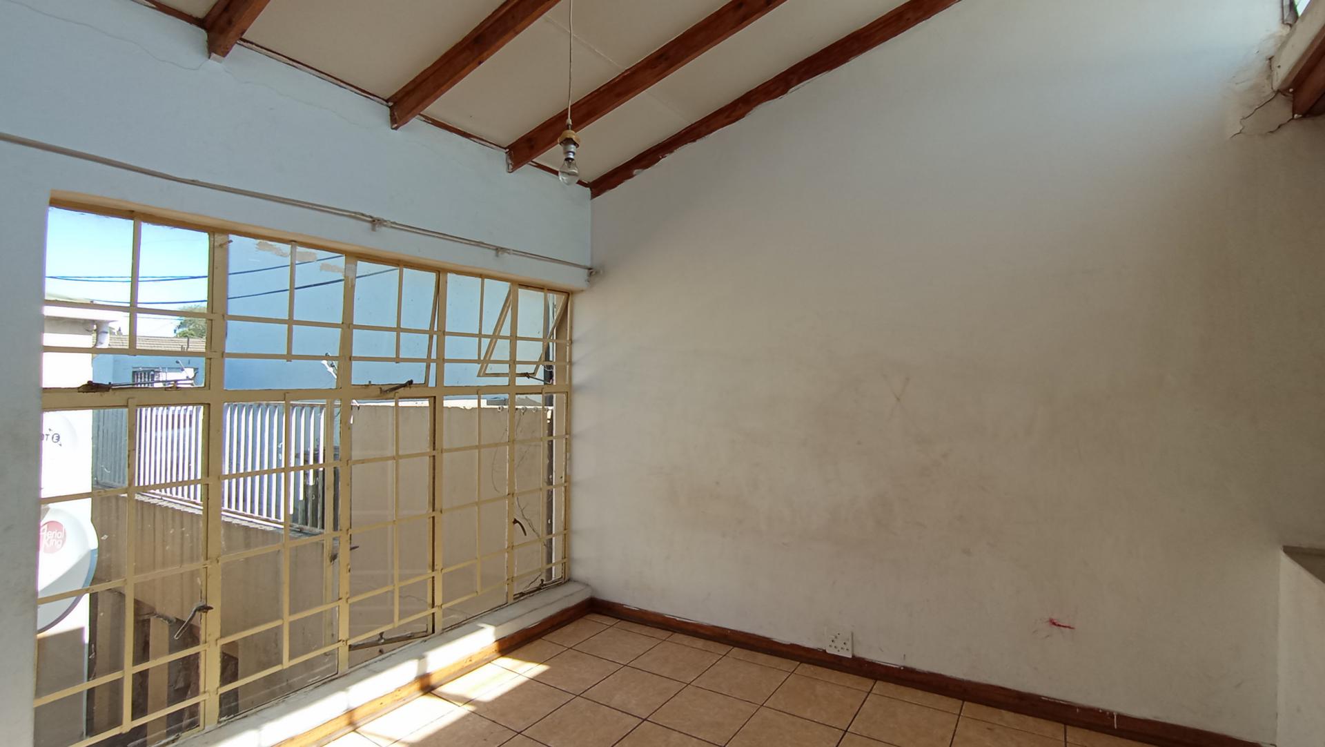 Bed Room 1 - 14 square meters of property in Brixton