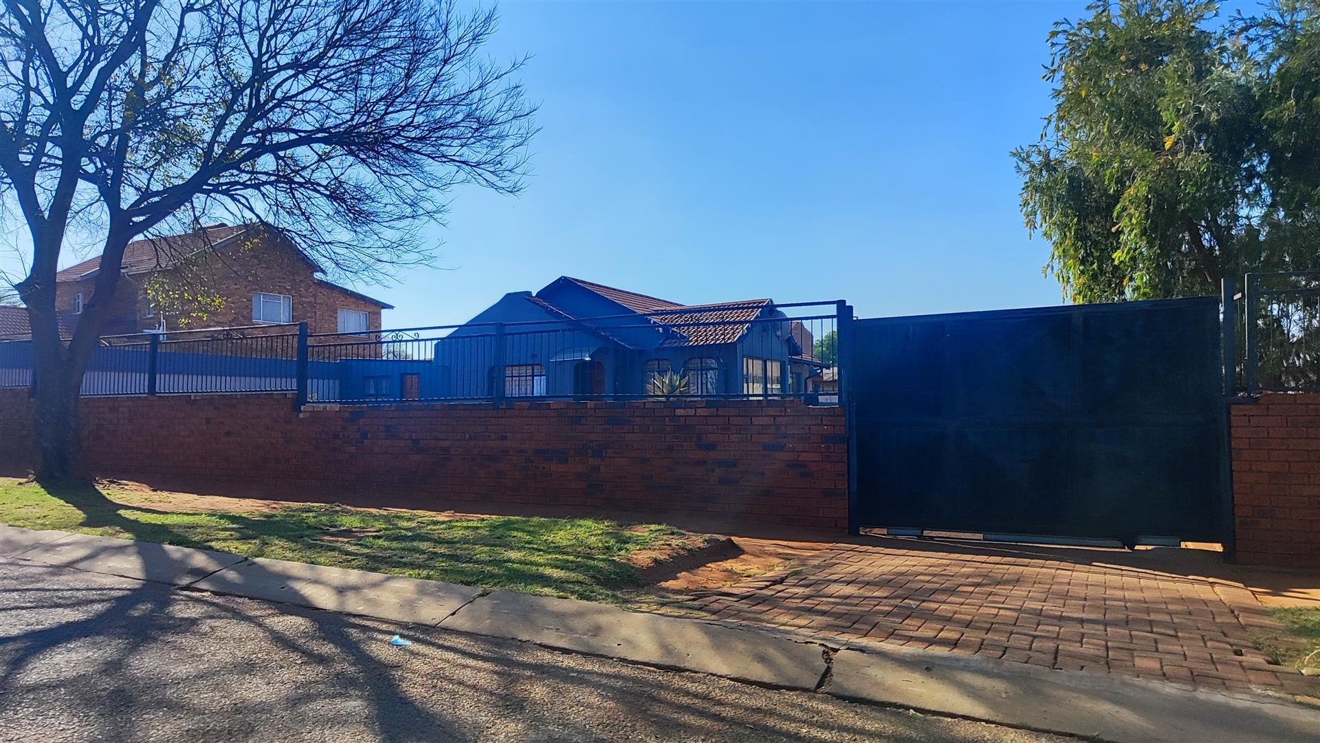Front View of property in Palm Ridge