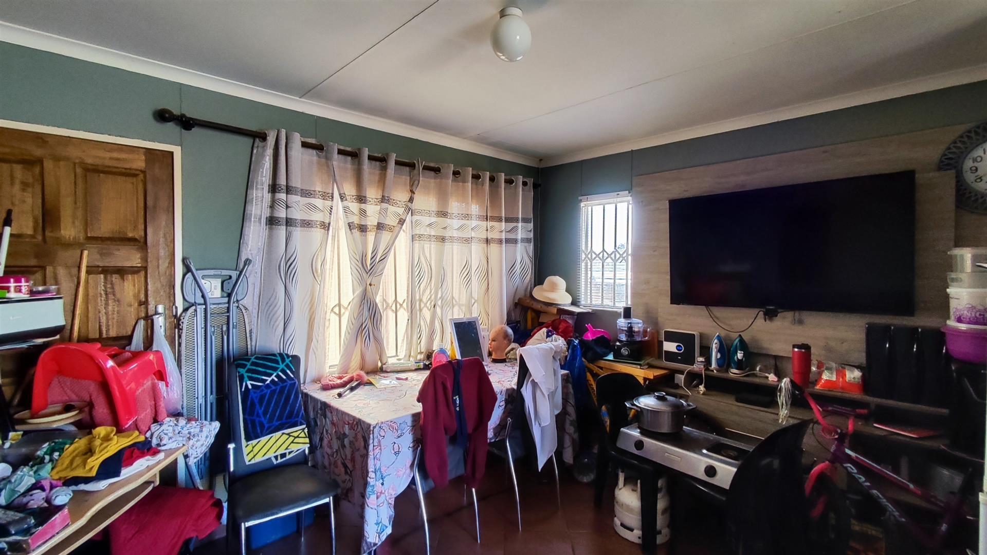 Lounges - 14 square meters of property in Evaton West