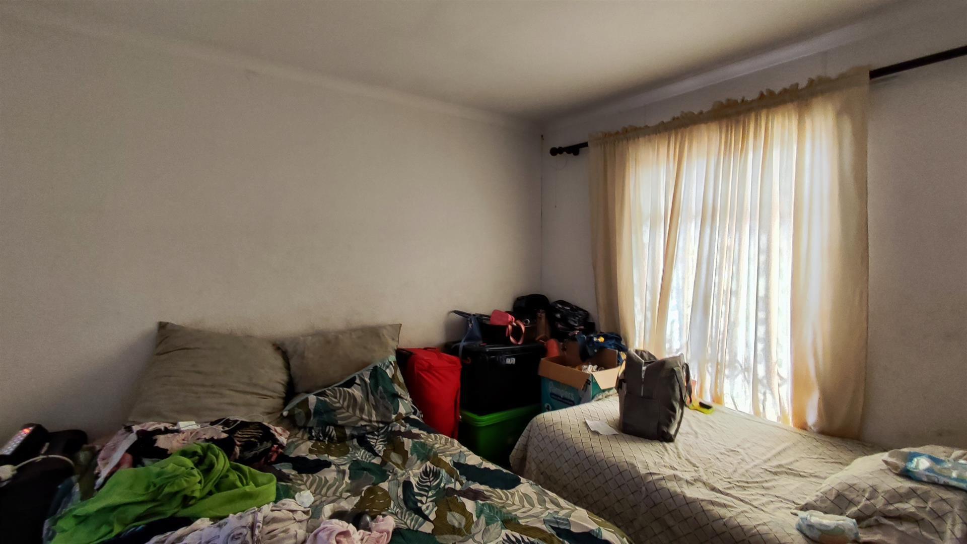 Main Bedroom - 11 square meters of property in Evaton West