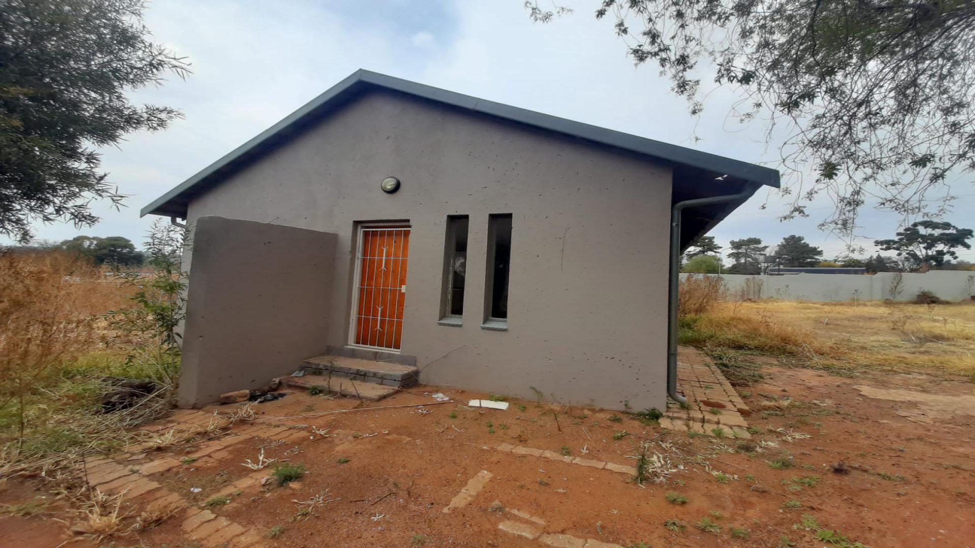 Front View of property in Greenhills