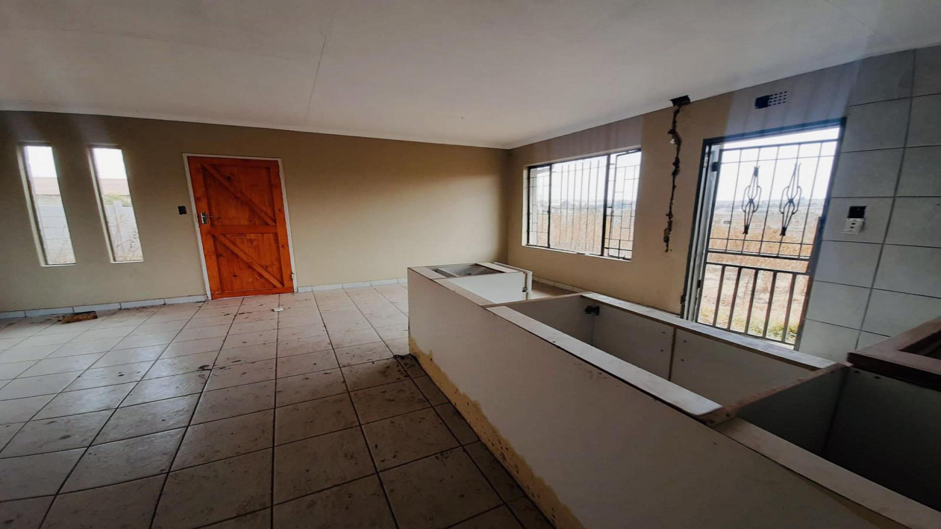 Kitchen of property in Greenhills