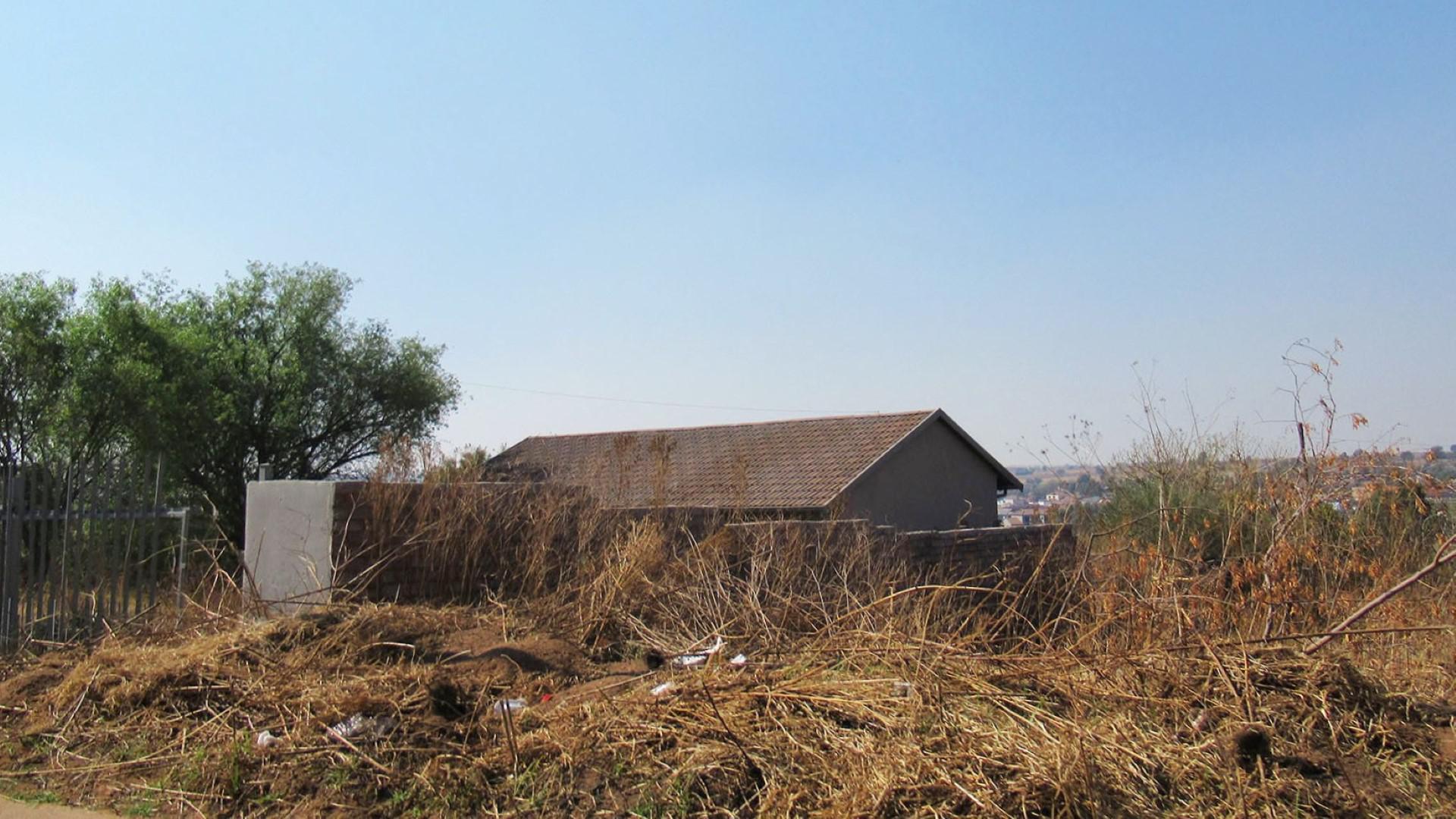 Front View of property in Greenhills