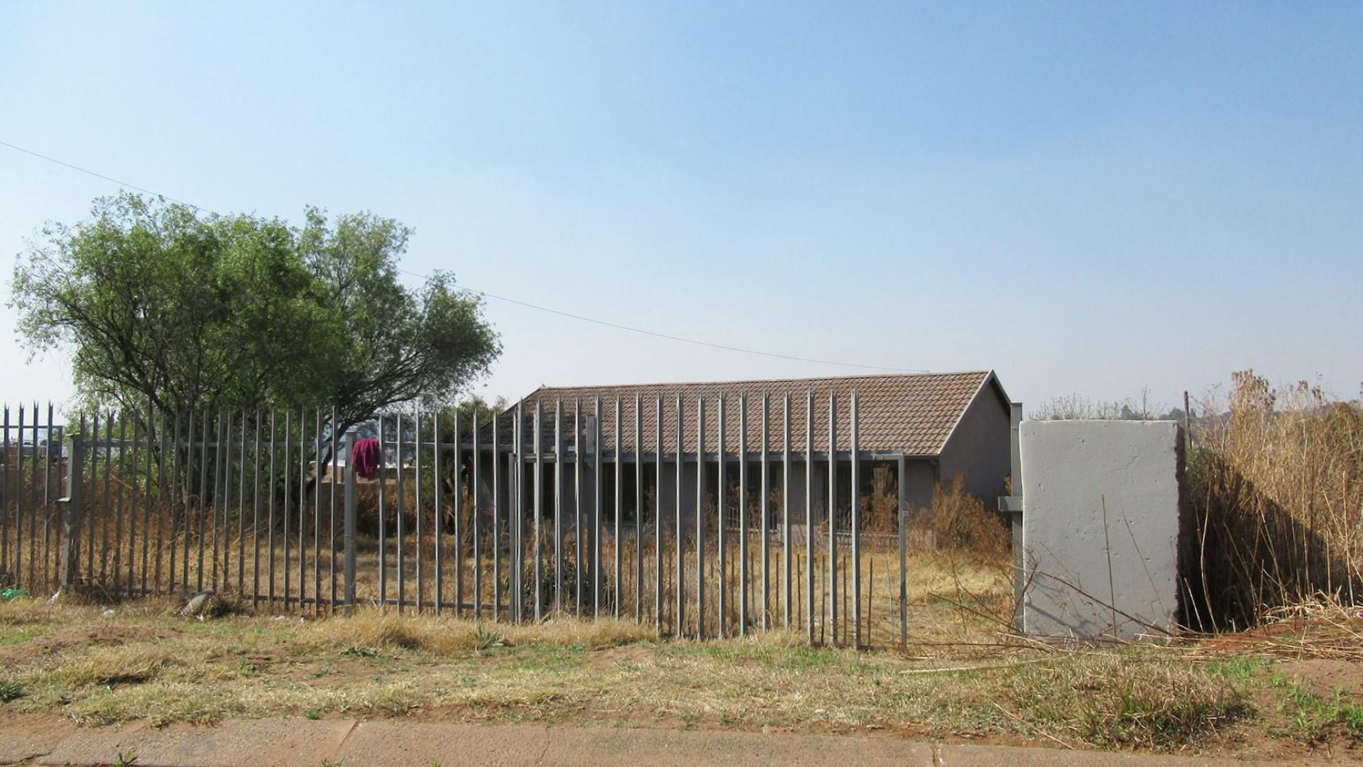 Front View of property in Greenhills