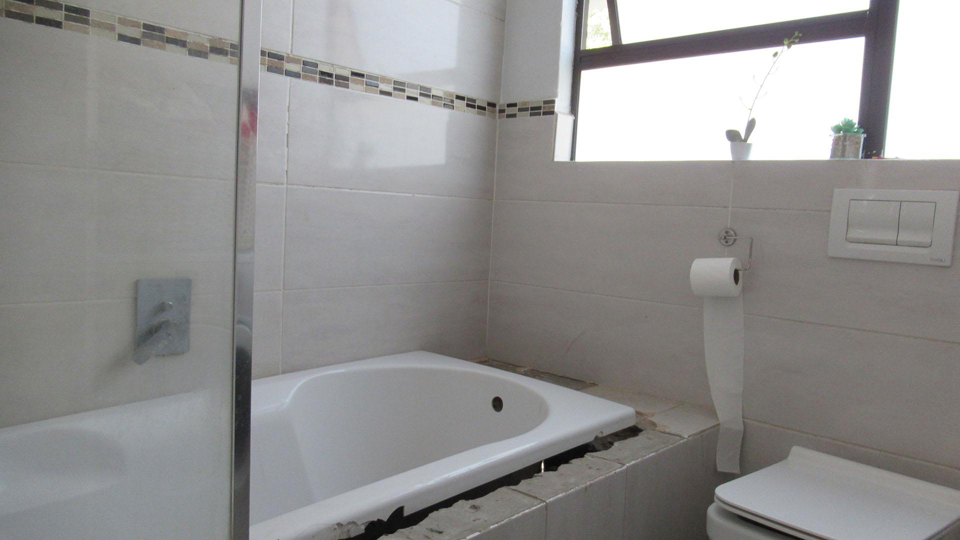 Bathroom 1 - 5 square meters of property in Cosmo City
