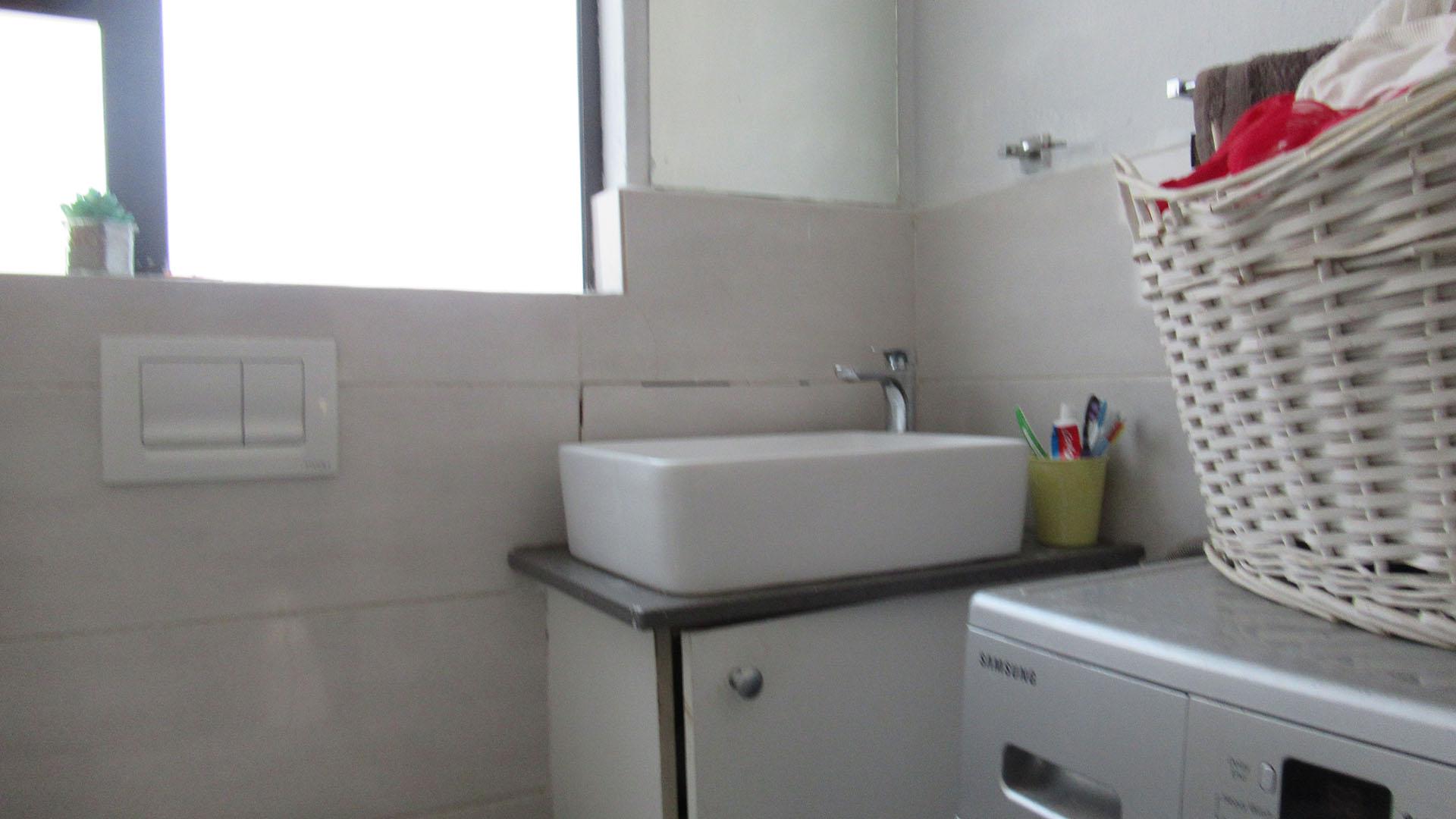 Bathroom 1 - 5 square meters of property in Cosmo City
