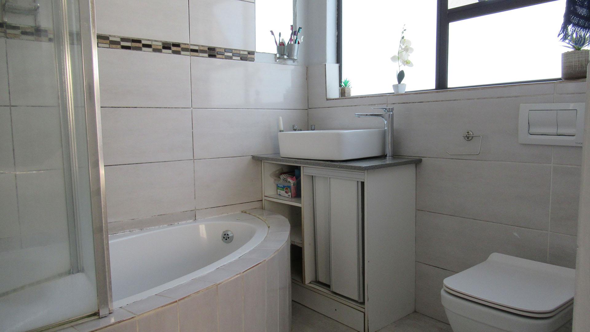 Main Bathroom - 4 square meters of property in Cosmo City