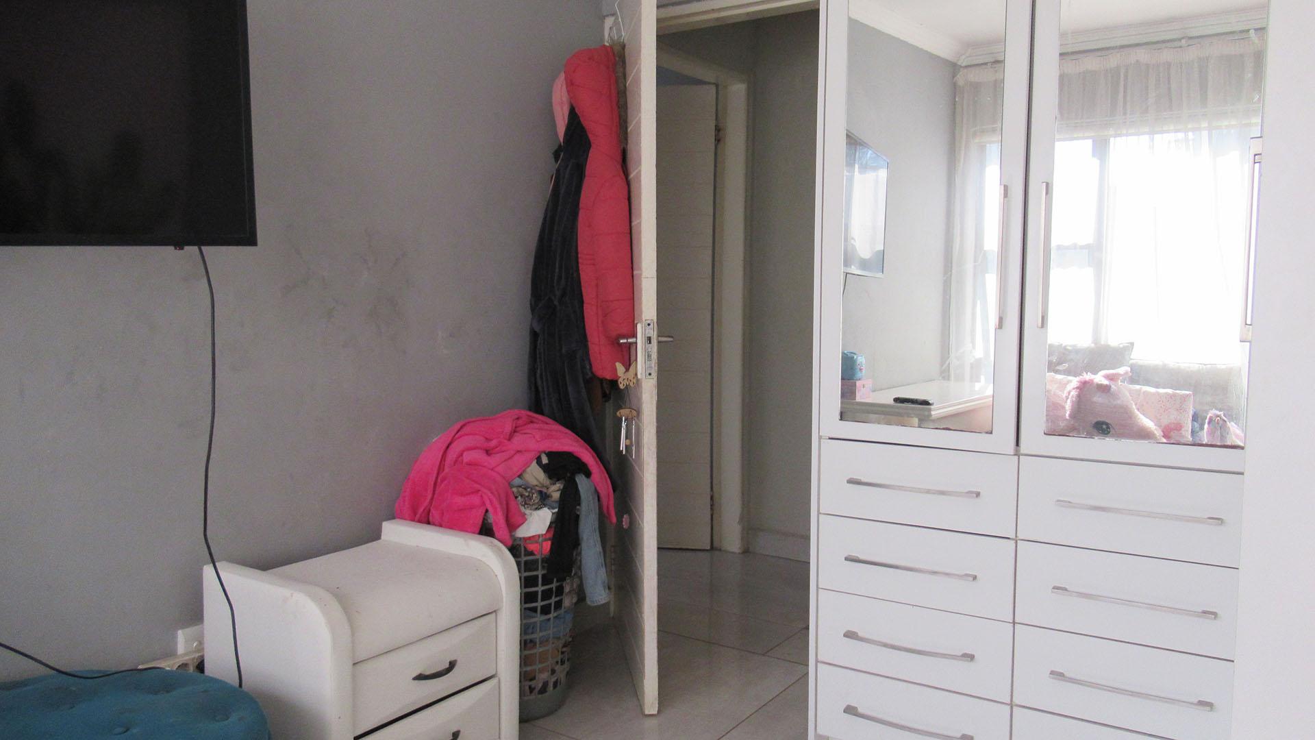 Bed Room 1 - 10 square meters of property in Cosmo City