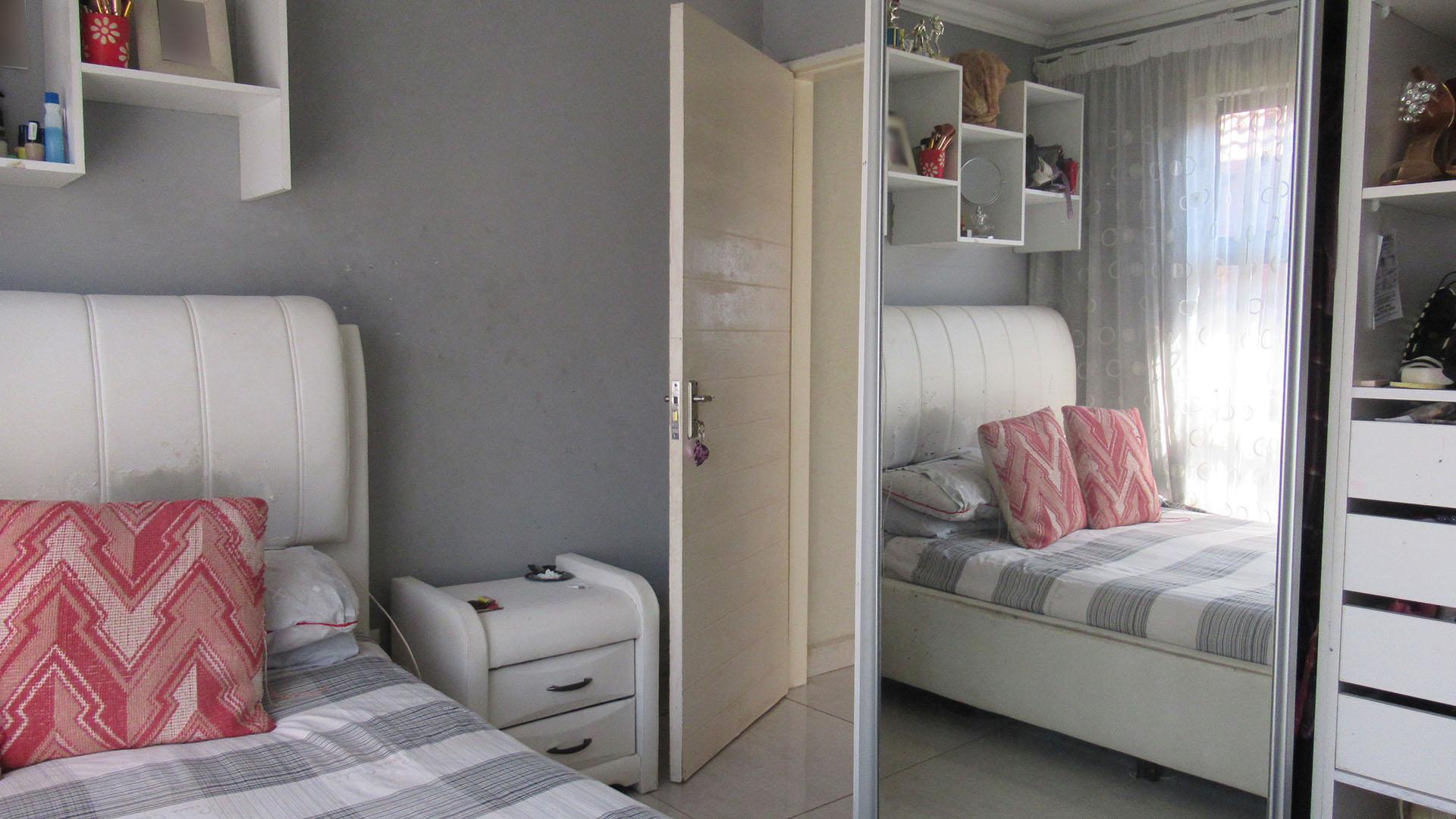 Bed Room 2 - 12 square meters of property in Cosmo City