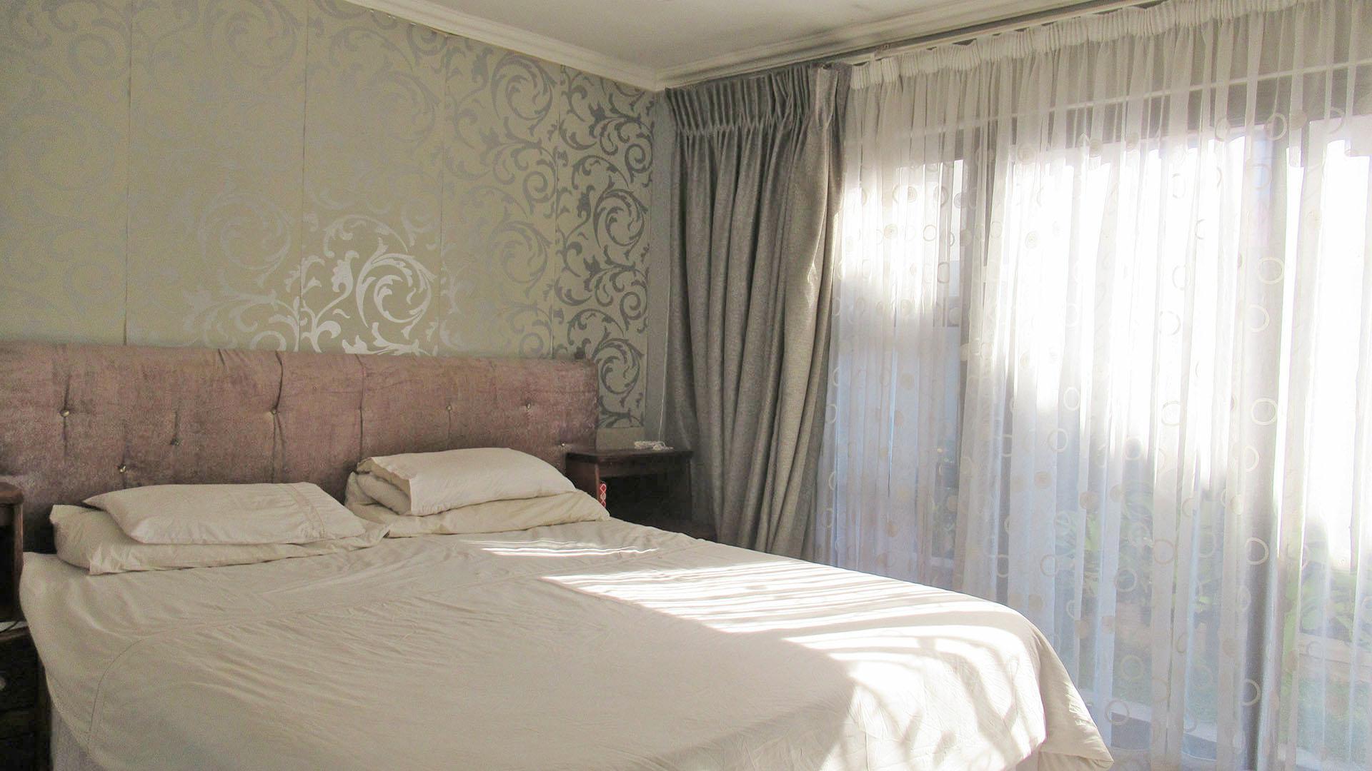 Main Bedroom - 14 square meters of property in Cosmo City