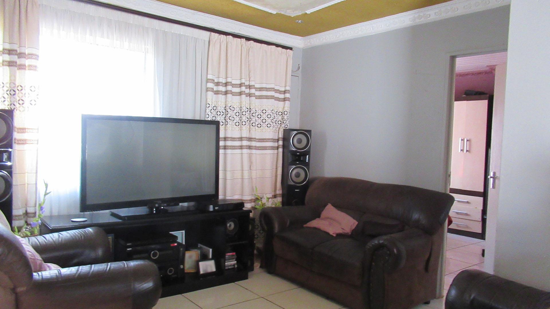 Lounges - 13 square meters of property in Glen Ridge (Gauteng - West)