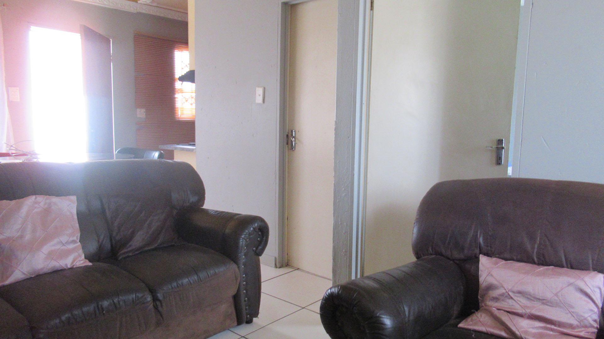 Lounges - 13 square meters of property in Glen Ridge (Gauteng - West)