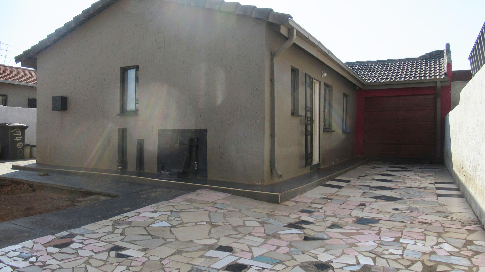 Front View of property in Glen Ridge (Gauteng - West)