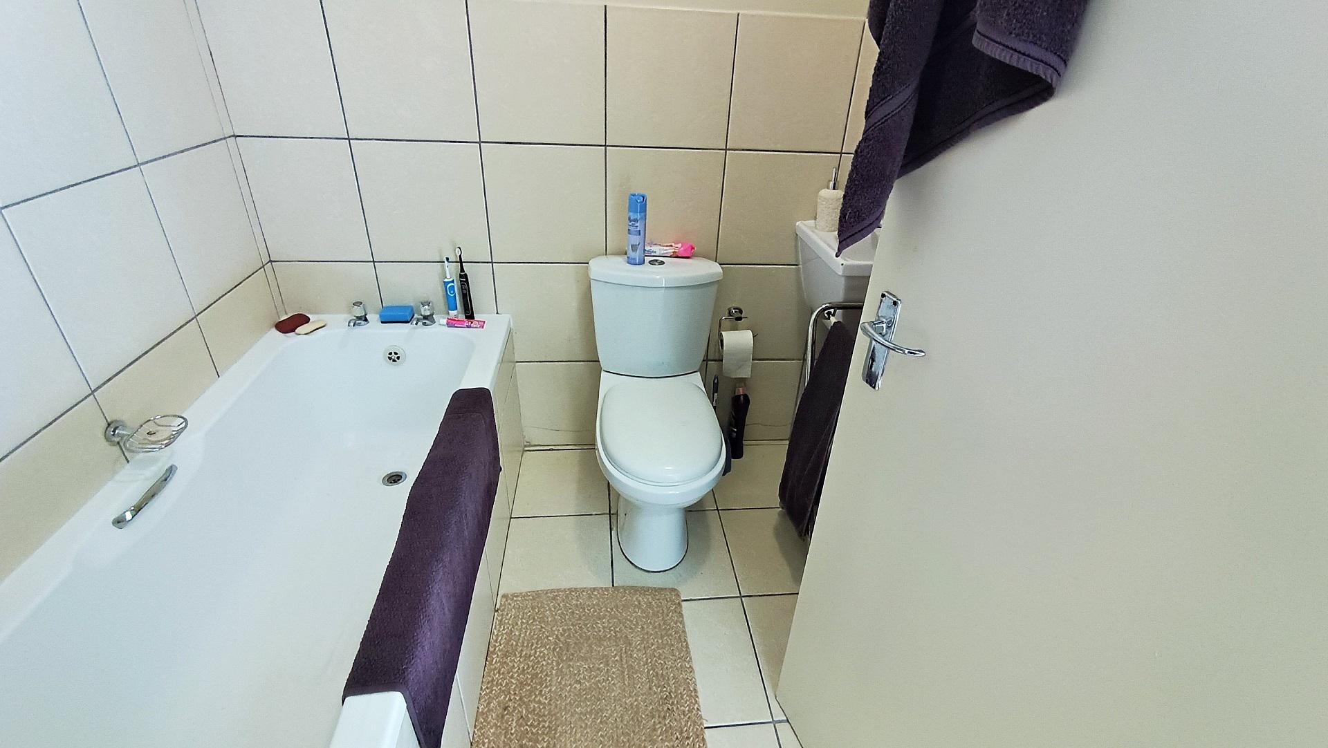 Bathroom 1 - 6 square meters of property in Gordons Bay
