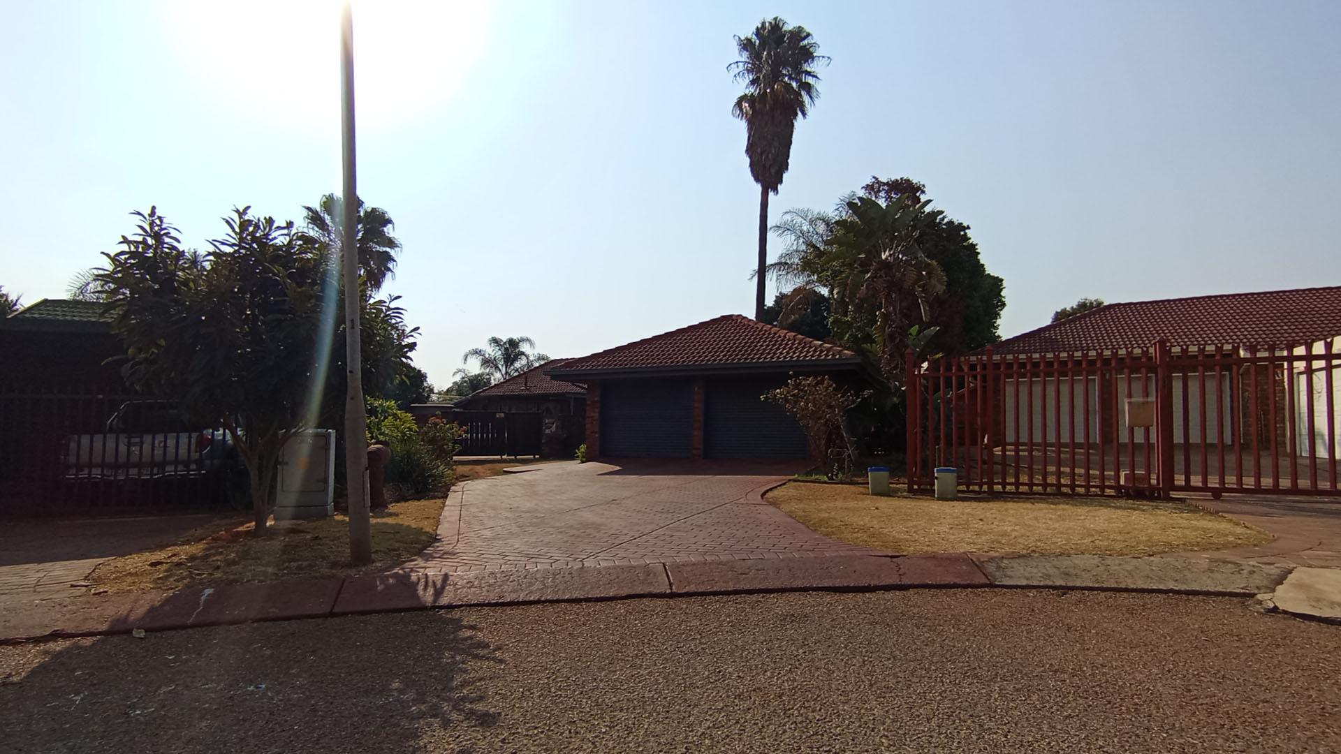 Front View of property in Pierre van Ryneveld