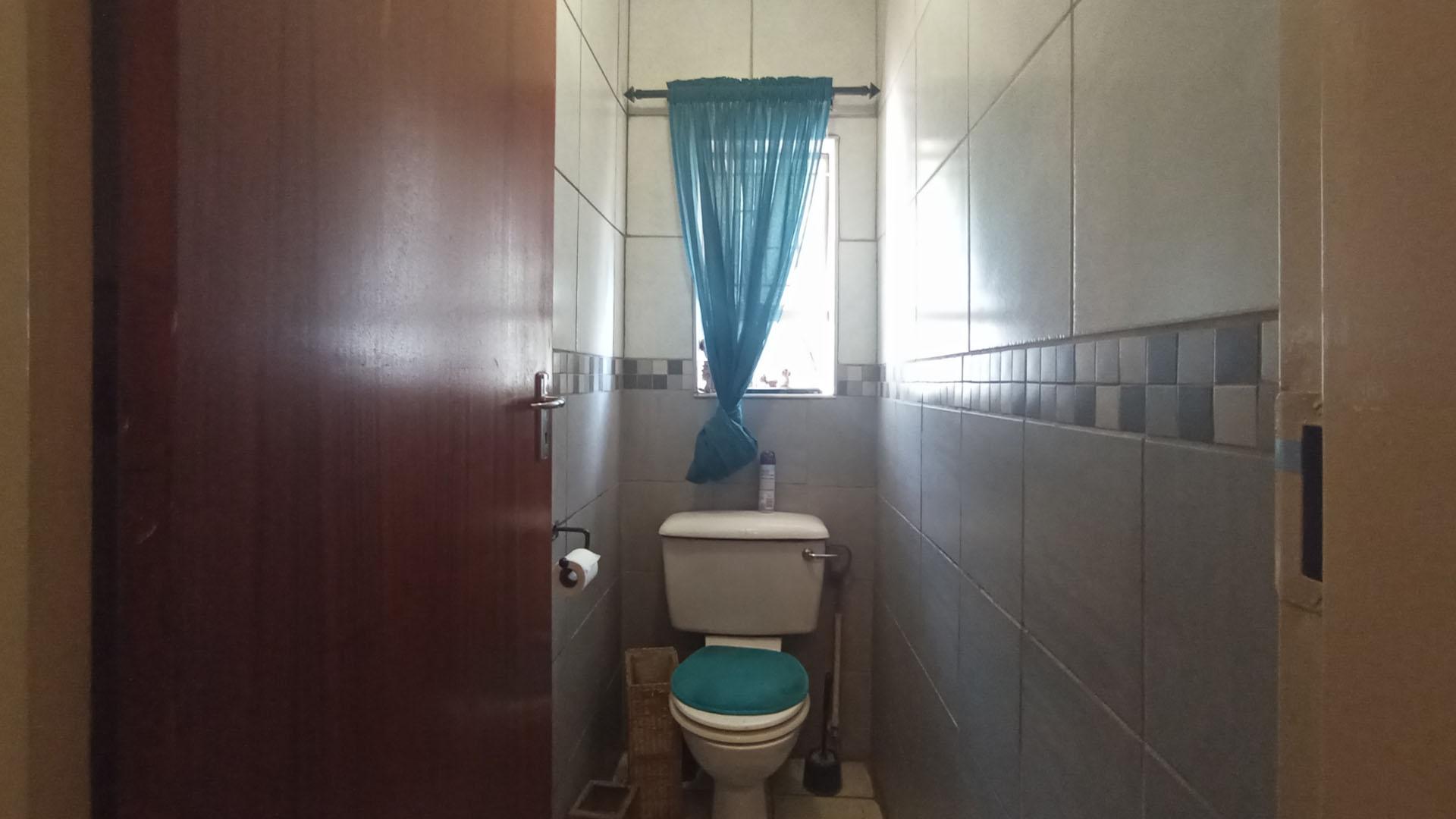 Bathroom 1 - 2 square meters of property in Pierre van Ryneveld