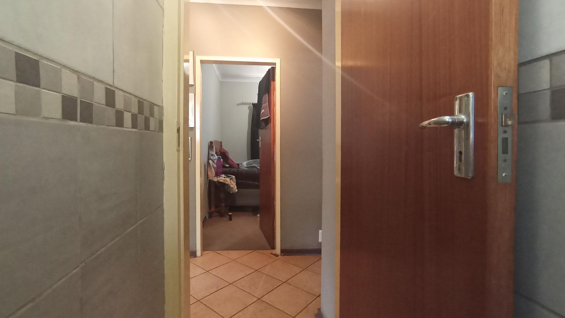 Bathroom 1 - 2 square meters of property in Pierre van Ryneveld