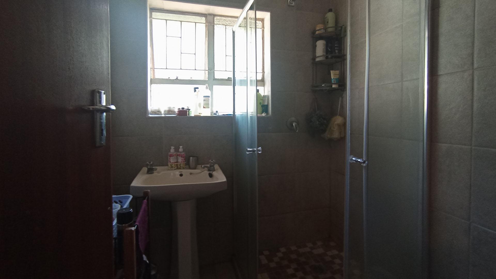 Bathroom 2 - 4 square meters of property in Pierre van Ryneveld