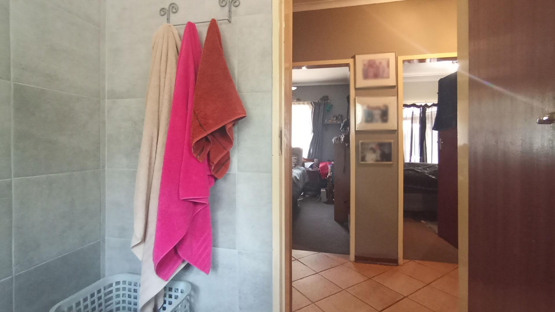 Bathroom 2 - 4 square meters of property in Pierre van Ryneveld