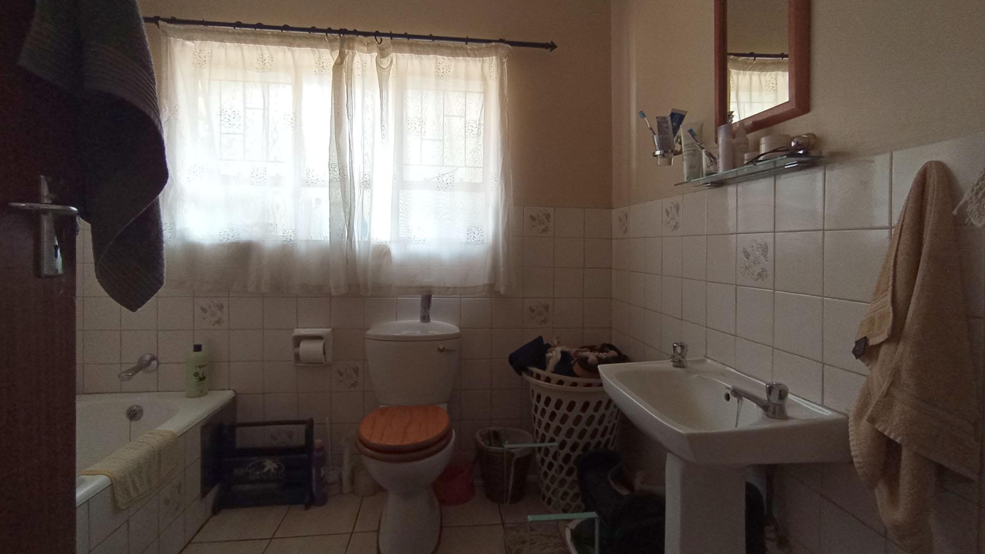 Main Bathroom - 5 square meters of property in Pierre van Ryneveld