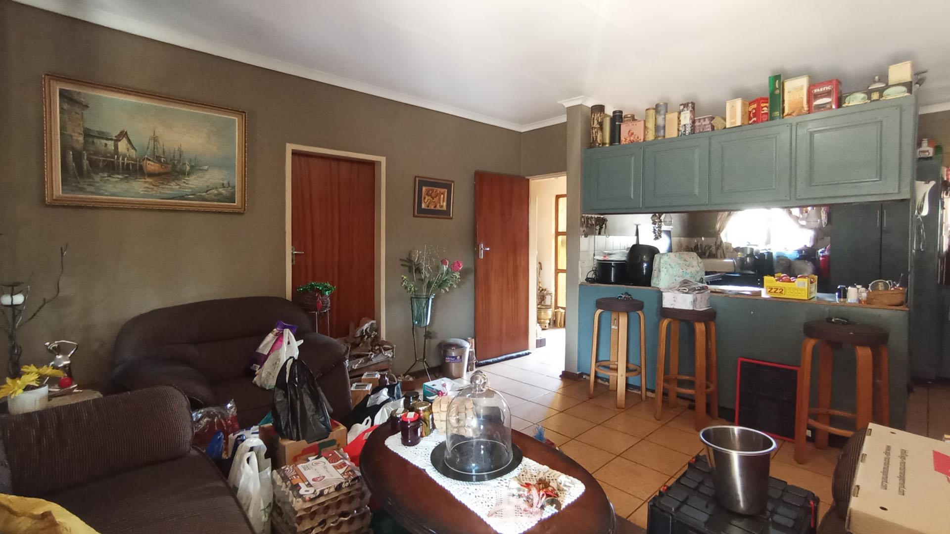 Informal Lounge - 38 square meters of property in Pierre van Ryneveld