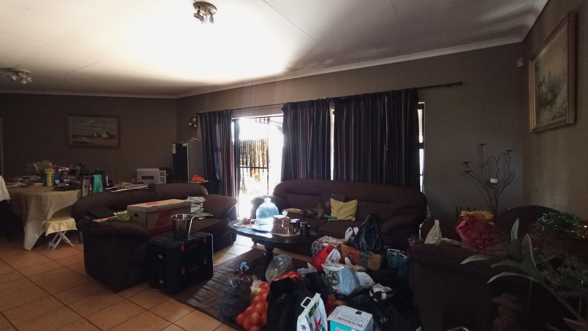 Informal Lounge - 38 square meters of property in Pierre van Ryneveld