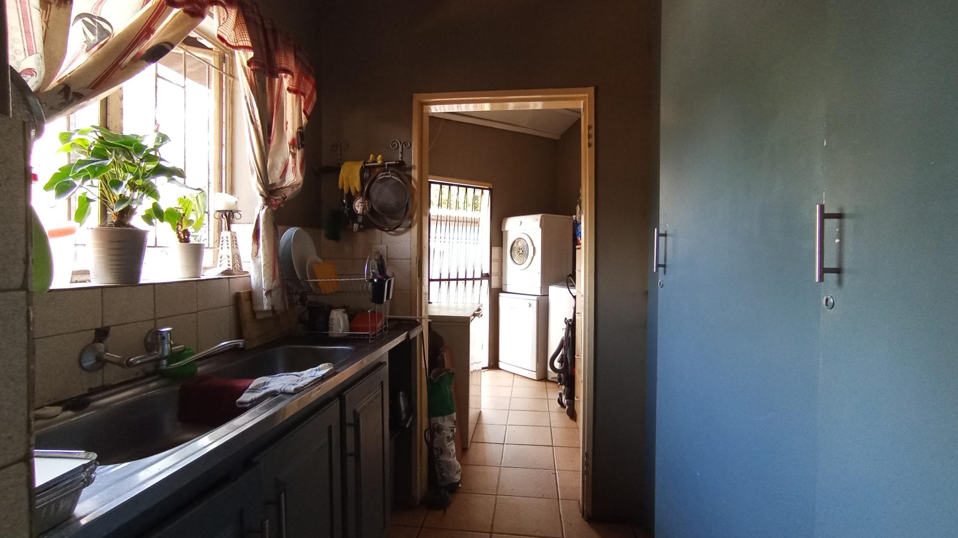 Kitchen - 12 square meters of property in Pierre van Ryneveld