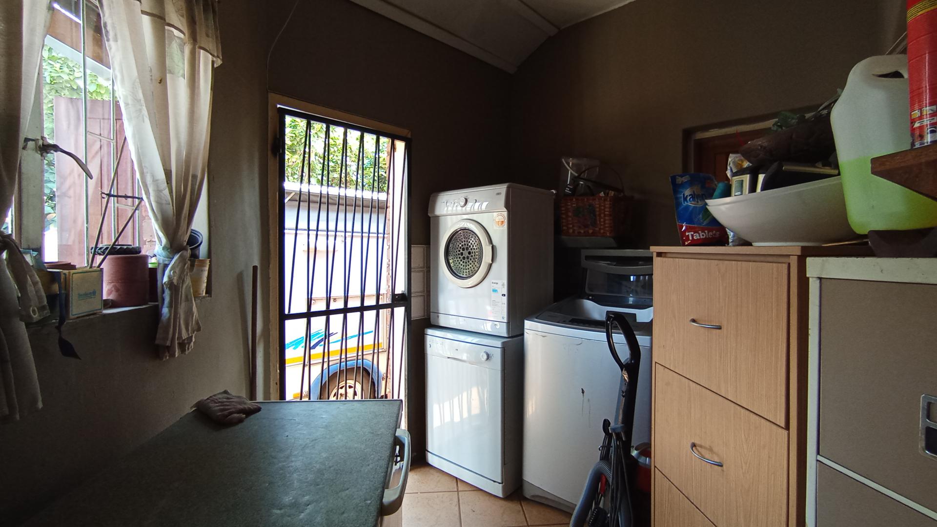 Spaces - 18 square meters of property in Pierre van Ryneveld