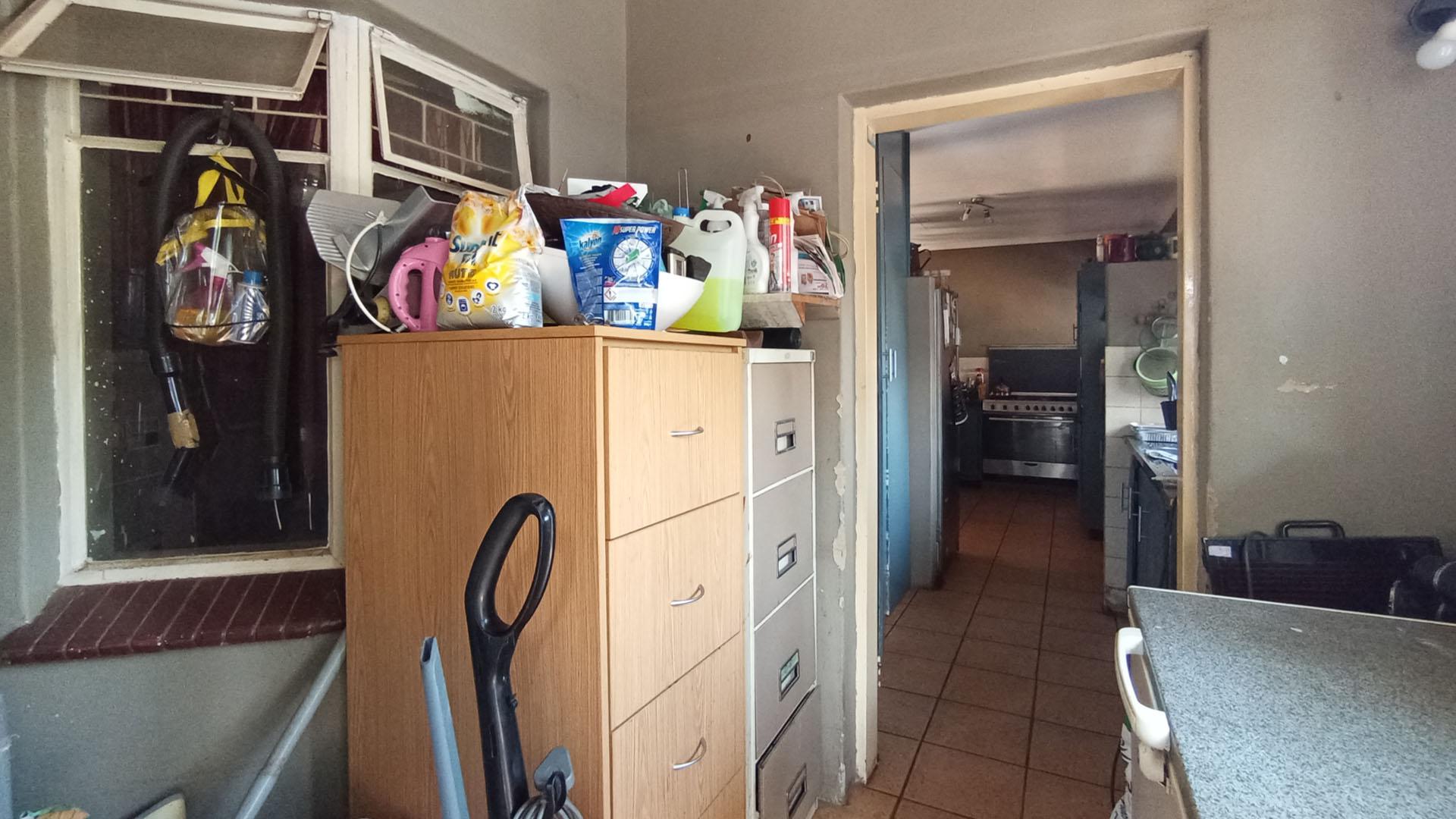 Spaces - 18 square meters of property in Pierre van Ryneveld