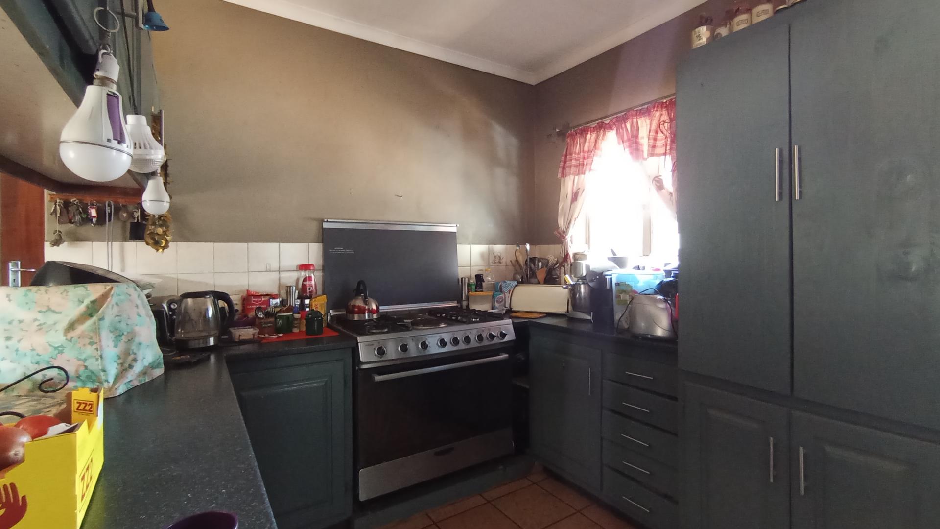 Kitchen - 12 square meters of property in Pierre van Ryneveld