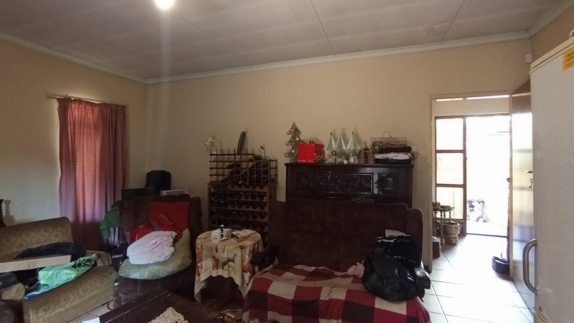 Lounges - 27 square meters of property in Pierre van Ryneveld