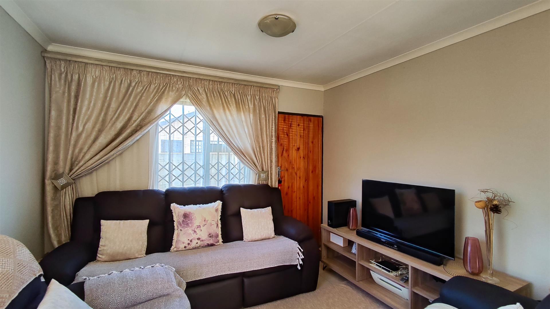 Lounges - 10 square meters of property in Windmill Park