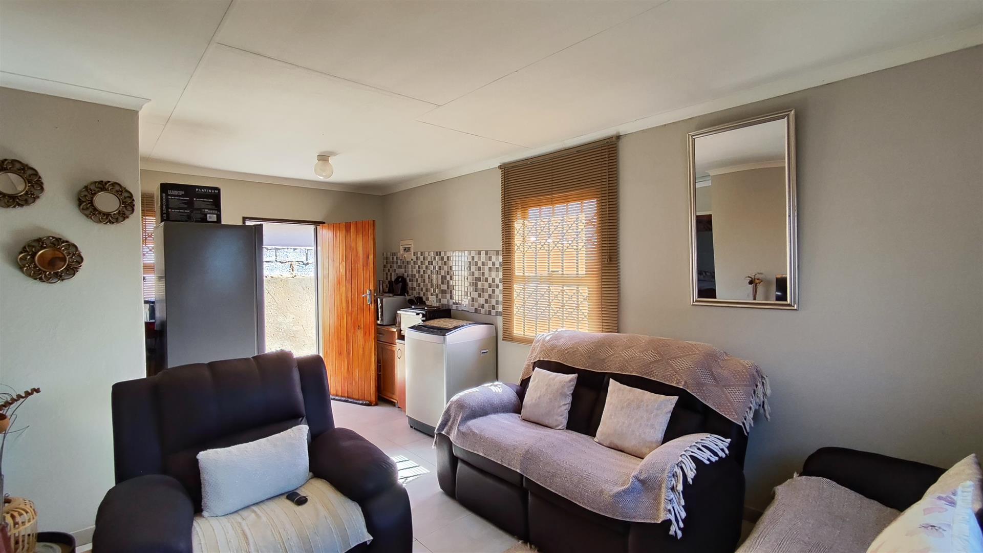 Lounges - 10 square meters of property in Windmill Park