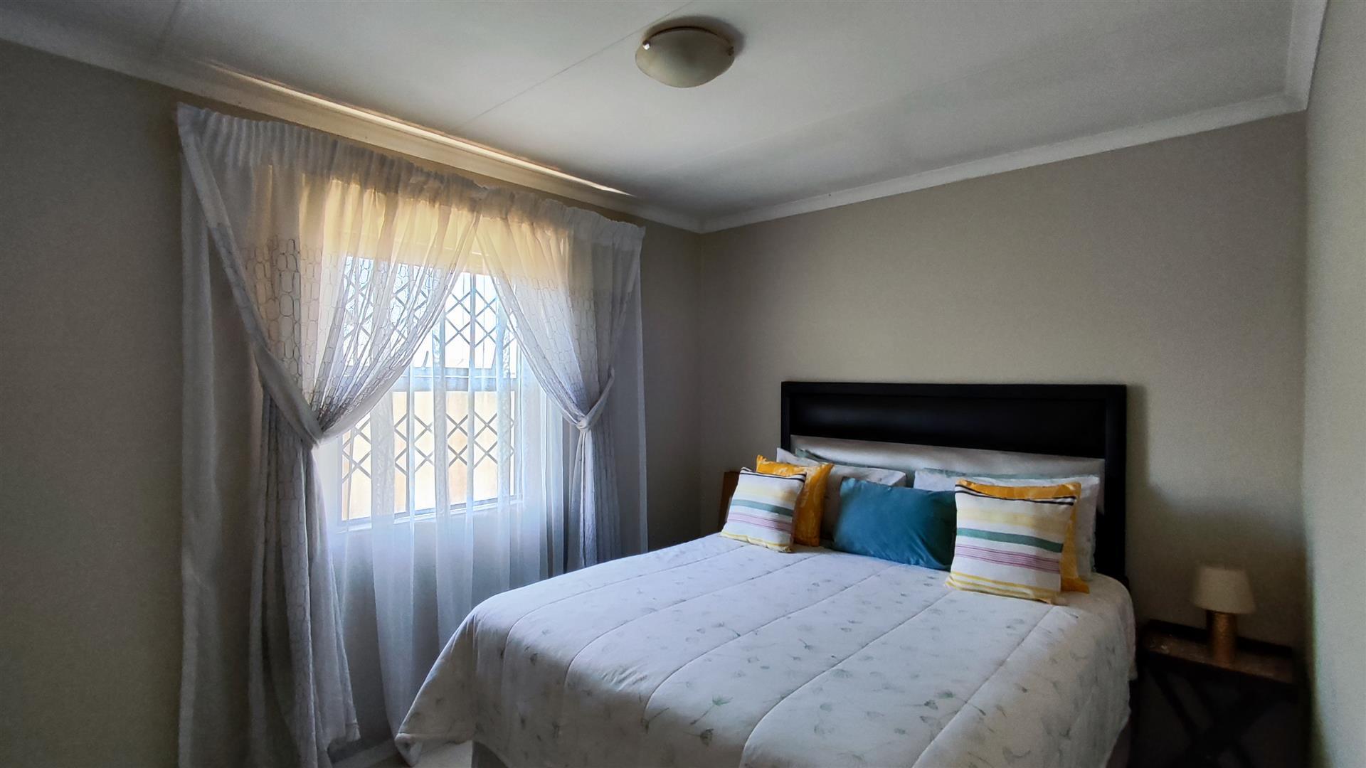 Bed Room 1 - 11 square meters of property in Windmill Park