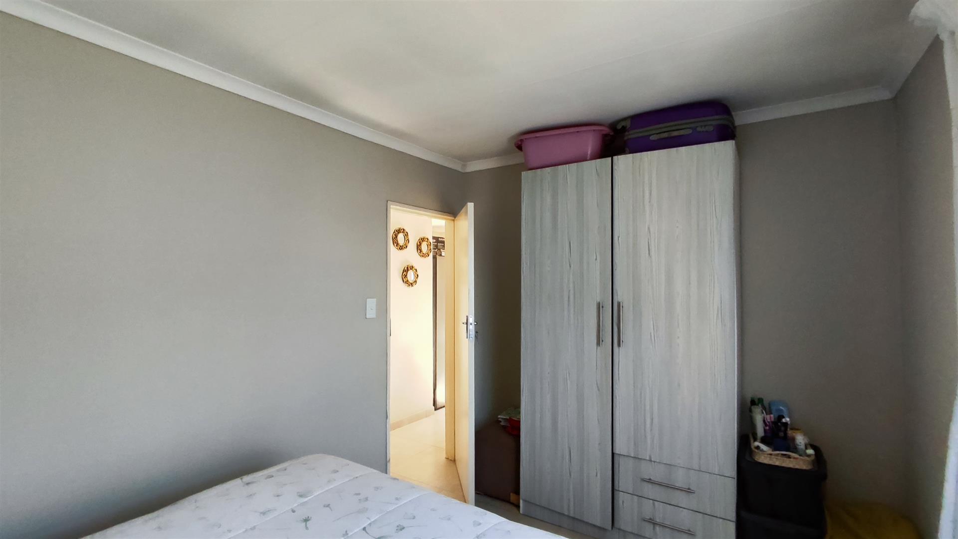 Bed Room 1 - 11 square meters of property in Windmill Park