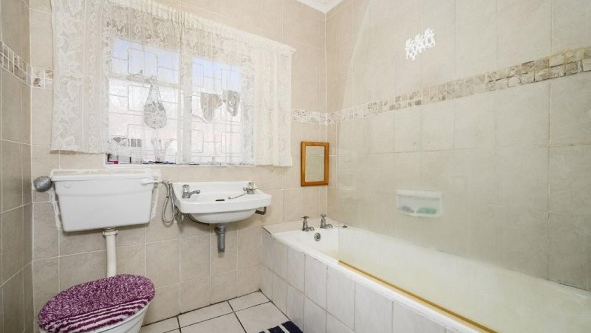 Bathroom 1 of property in Newton Park