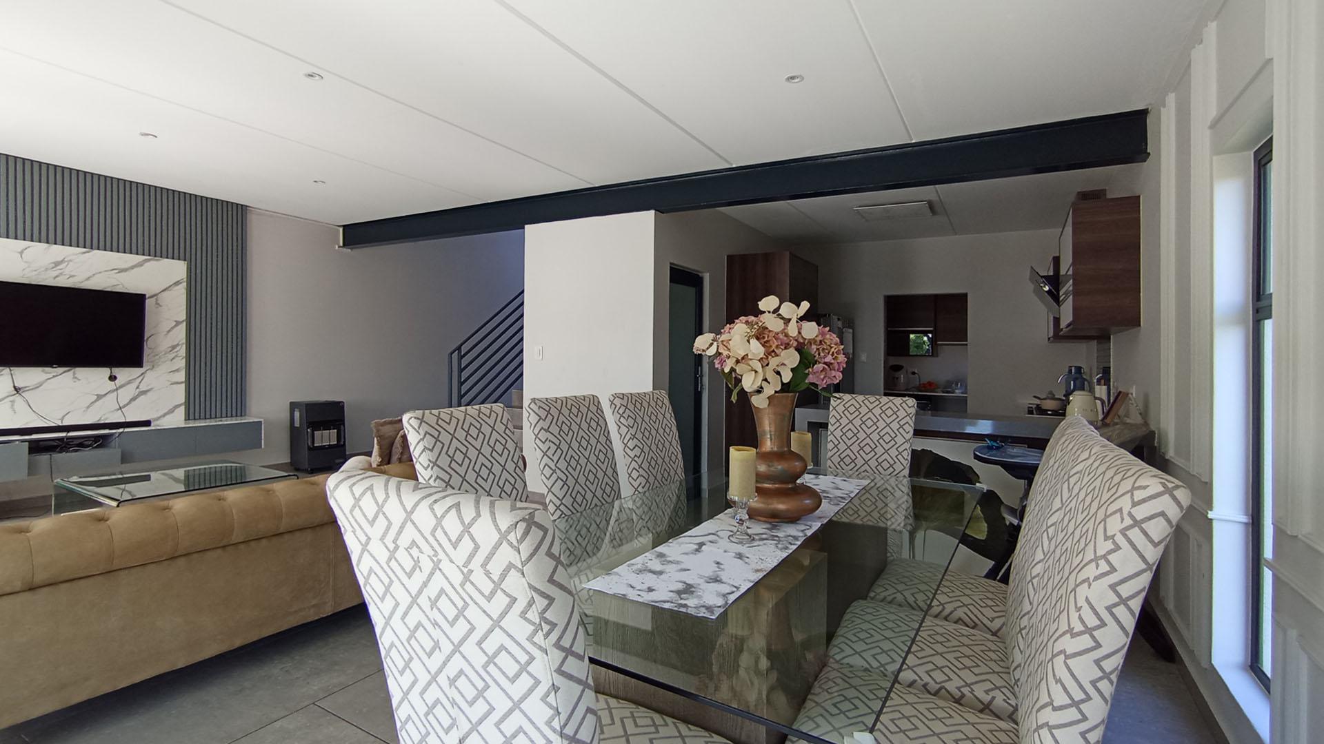 Dining Room - 16 square meters of property in Crowthorne AH