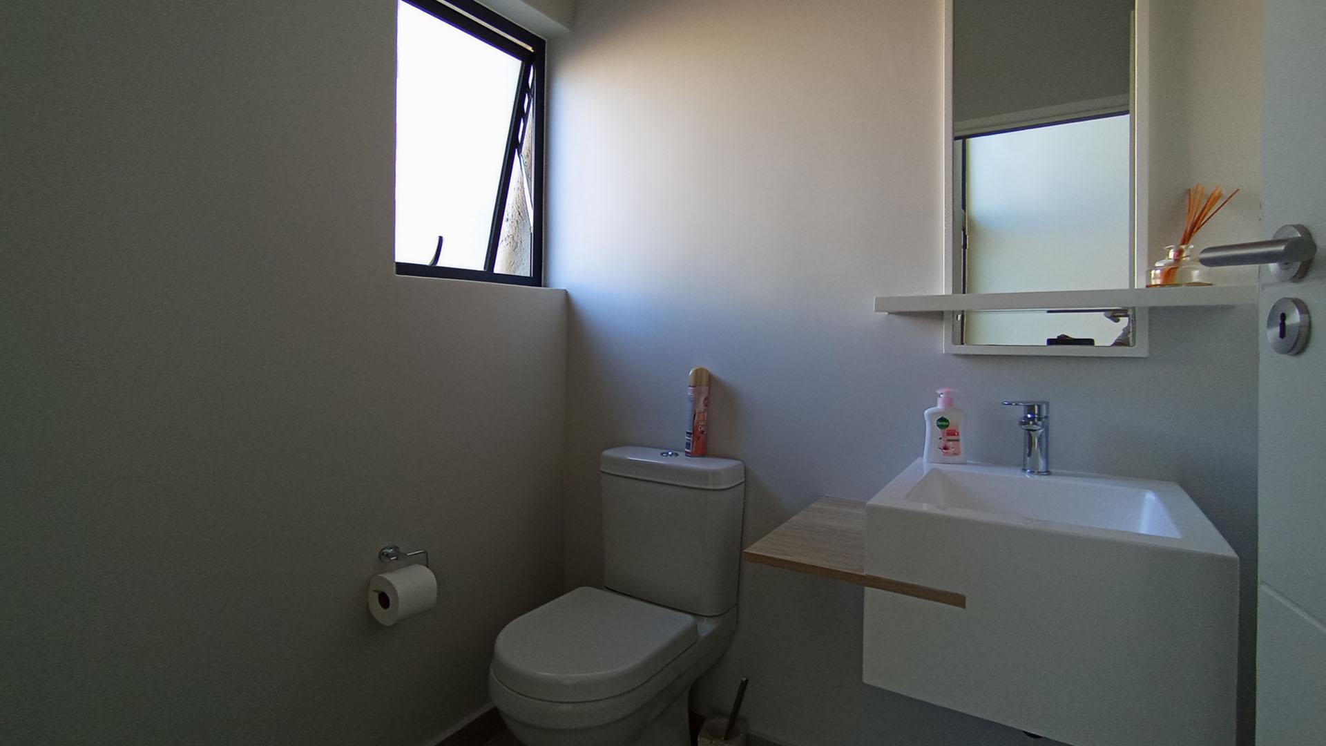 Guest Toilet - 3 square meters of property in Crowthorne AH