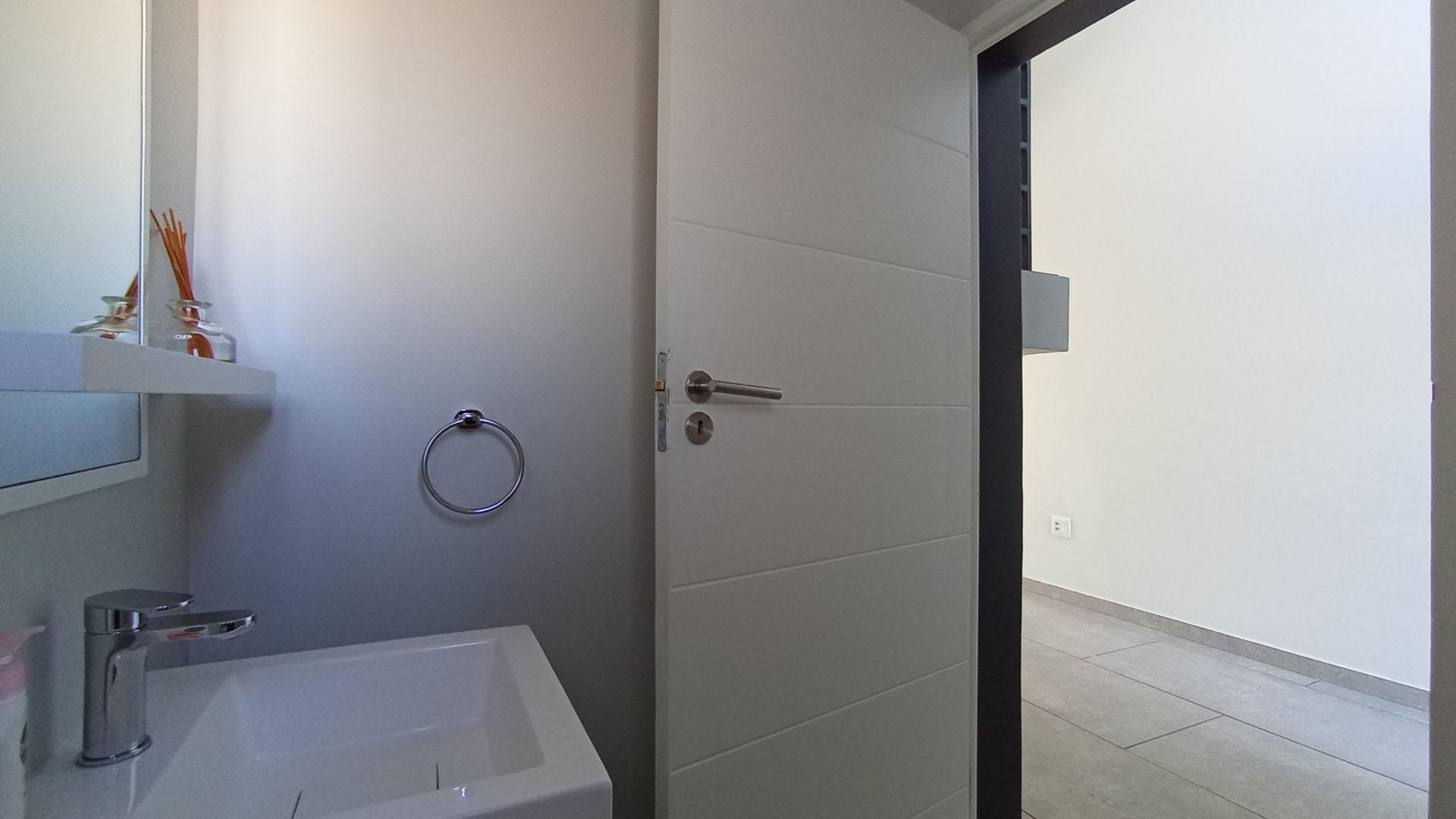 Guest Toilet - 3 square meters of property in Crowthorne AH