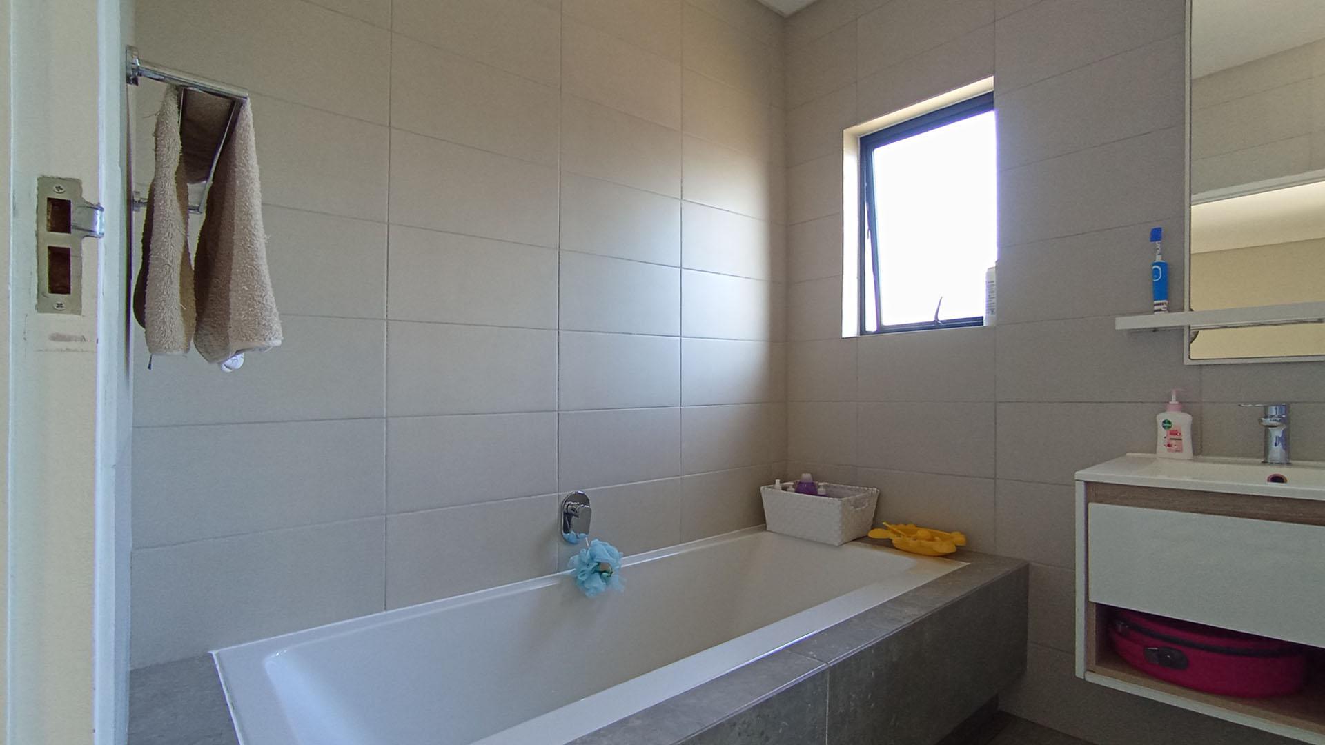 Bathroom 1 - 6 square meters of property in Crowthorne AH