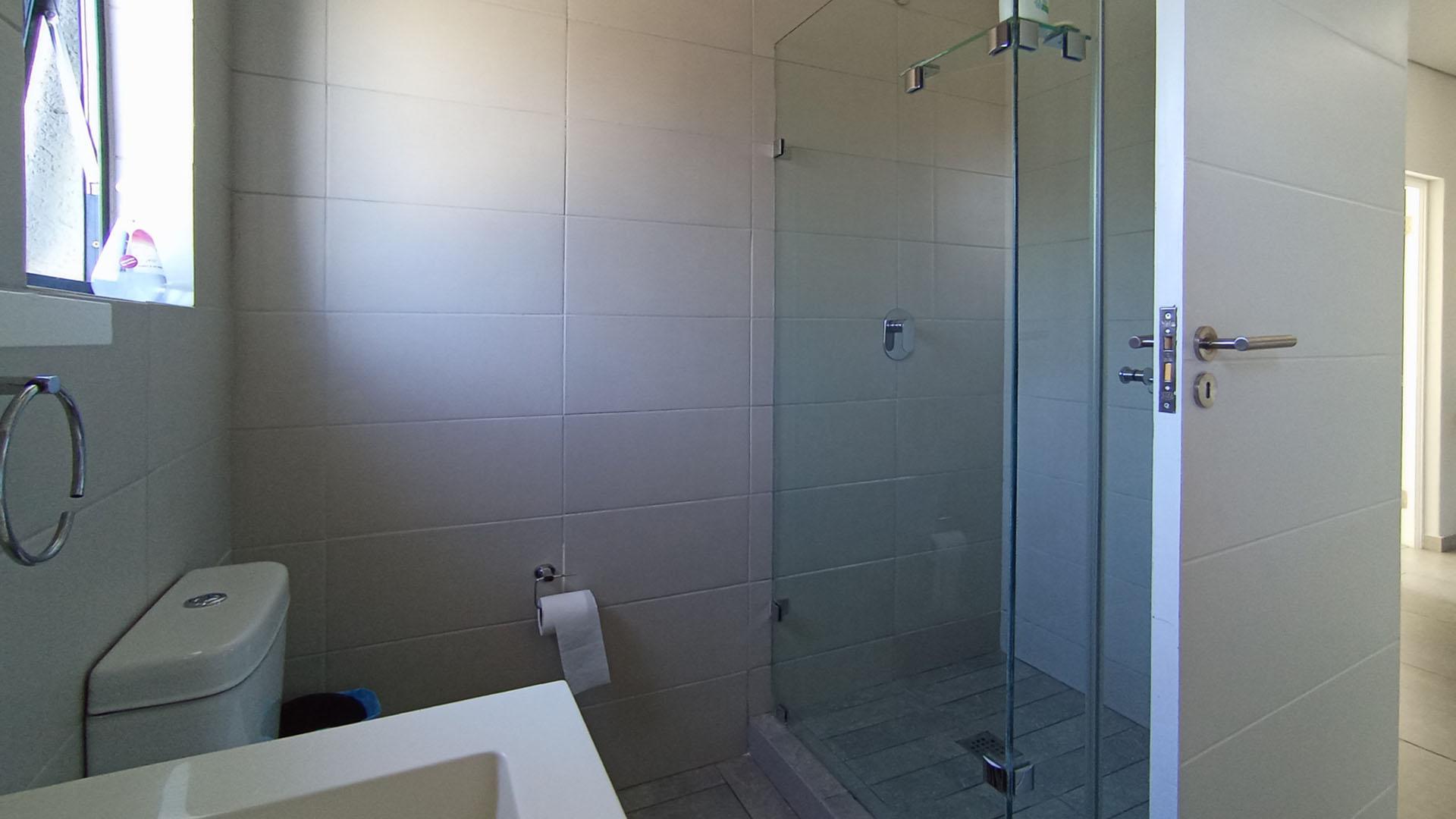 Bathroom 1 - 6 square meters of property in Crowthorne AH