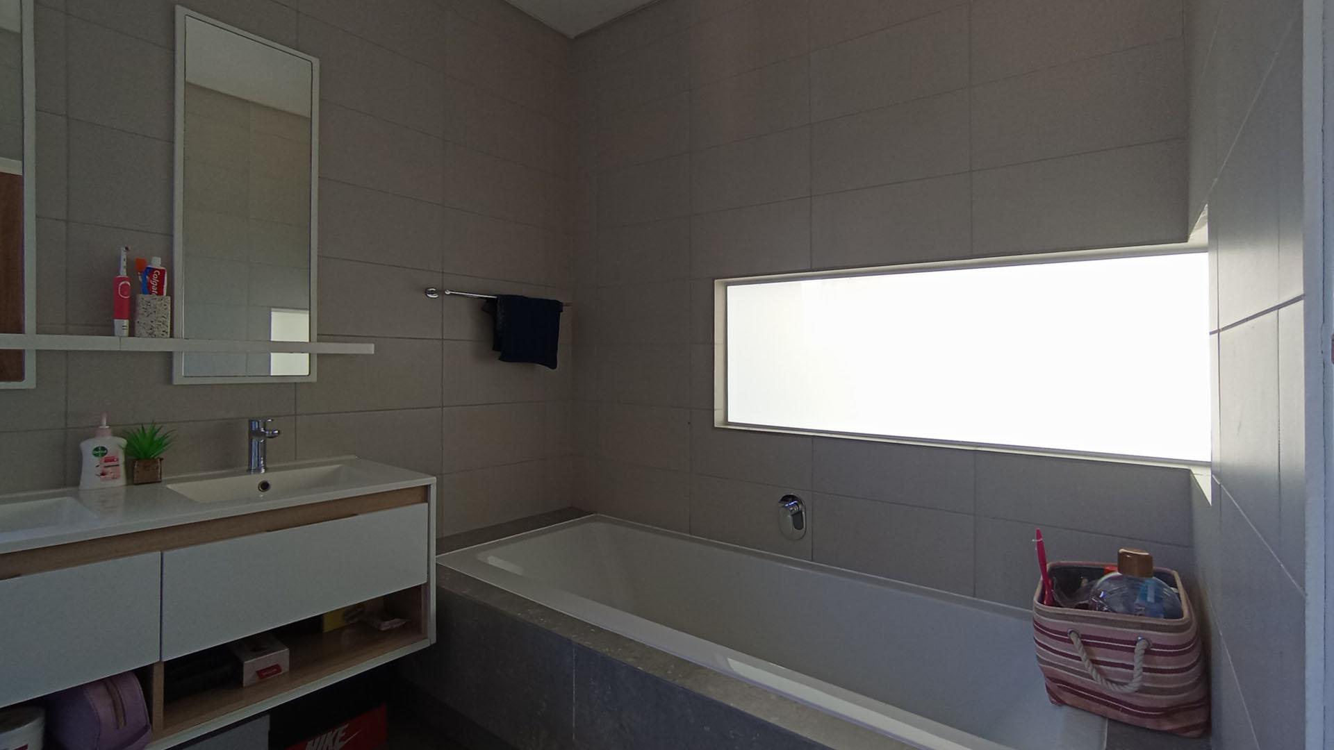 Main Bathroom - 8 square meters of property in Crowthorne AH