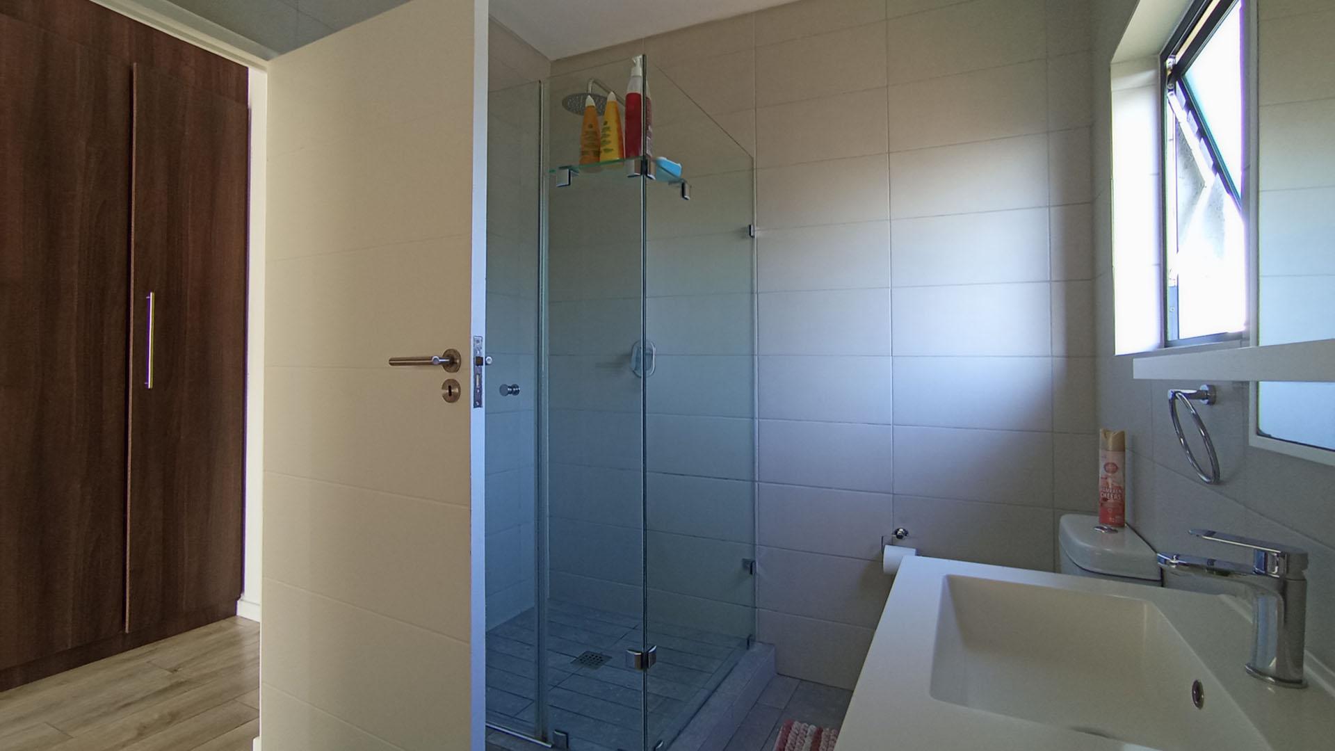 Main Bathroom - 8 square meters of property in Crowthorne AH
