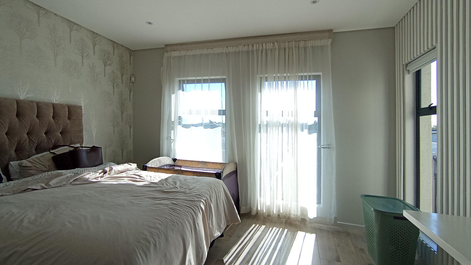 Main Bedroom - 19 square meters of property in Crowthorne AH